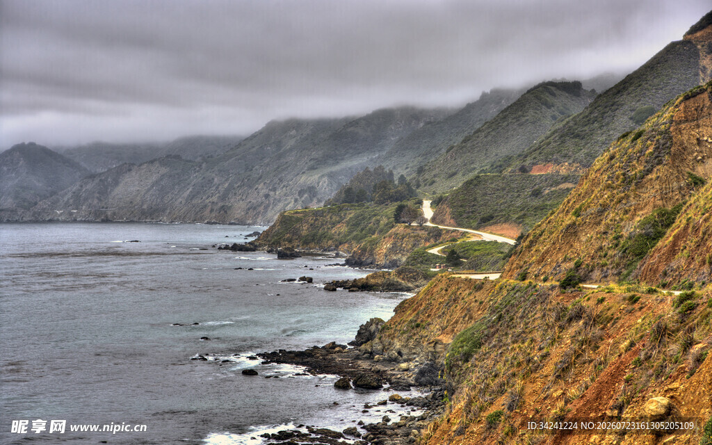 海岸边蜿蜒的山间公路