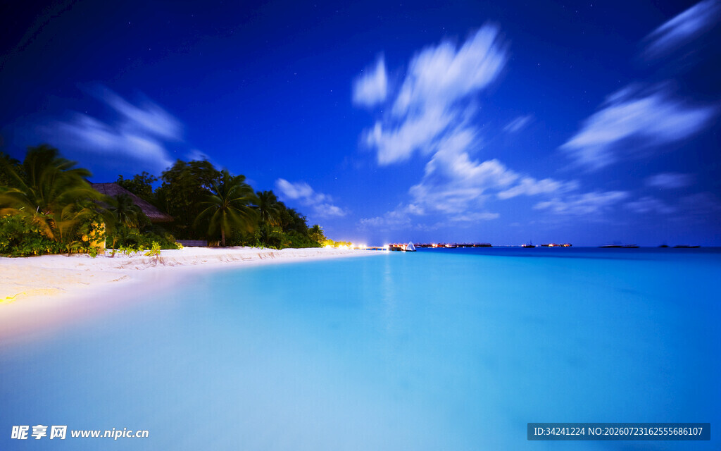 梦幻蓝色海滩夜景风光