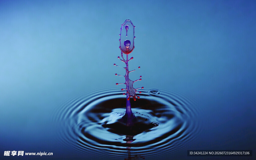 水滴入水瞬间的绚丽景象