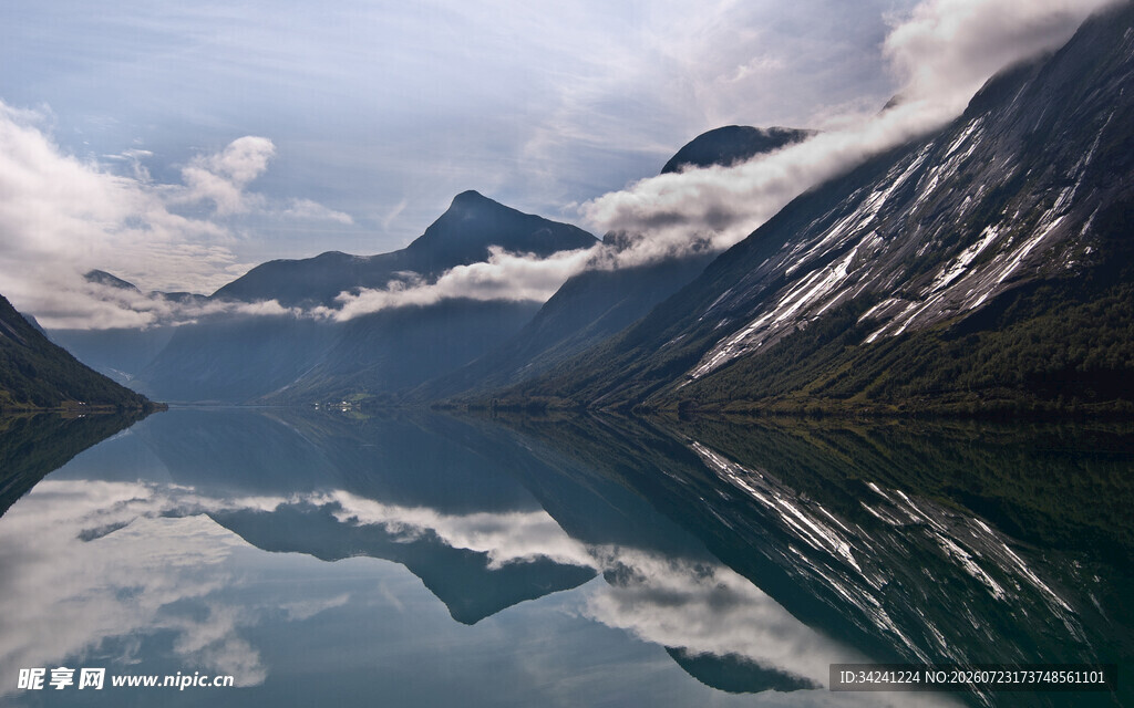 山水相映的静谧湖景