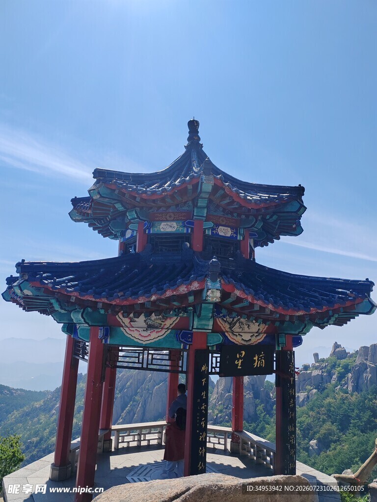 崂山摘星阁山顶中式古亭