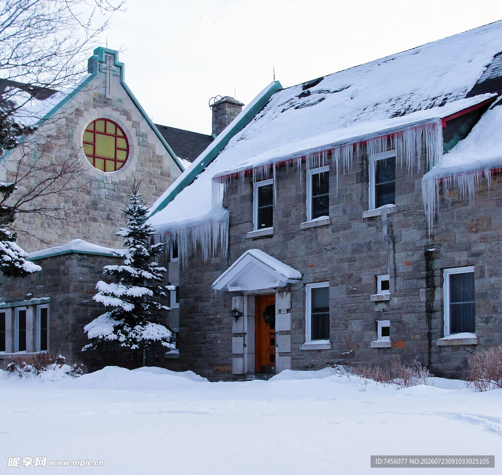 雪覆古朴建筑冬日景致
