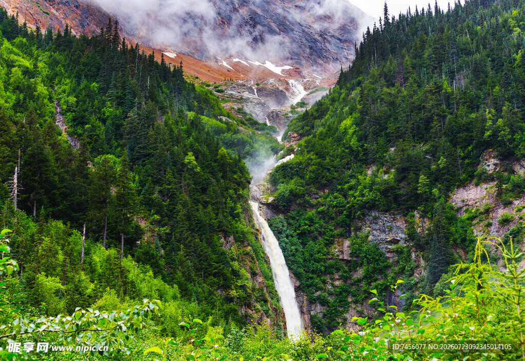 山间瀑布绿意盎然的自然美景