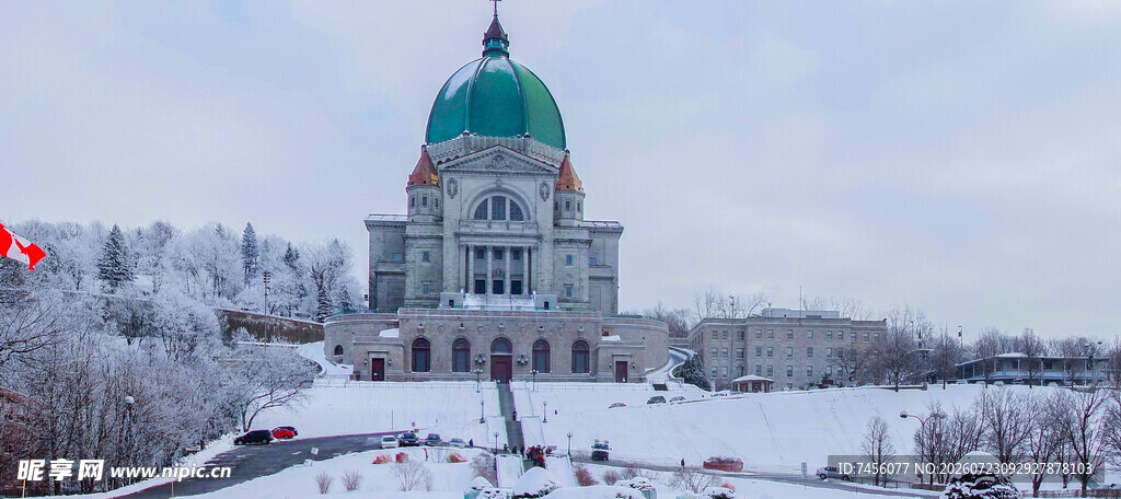 雪覆穹顶建筑景观