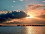 夕阳下的宁静海滨美景