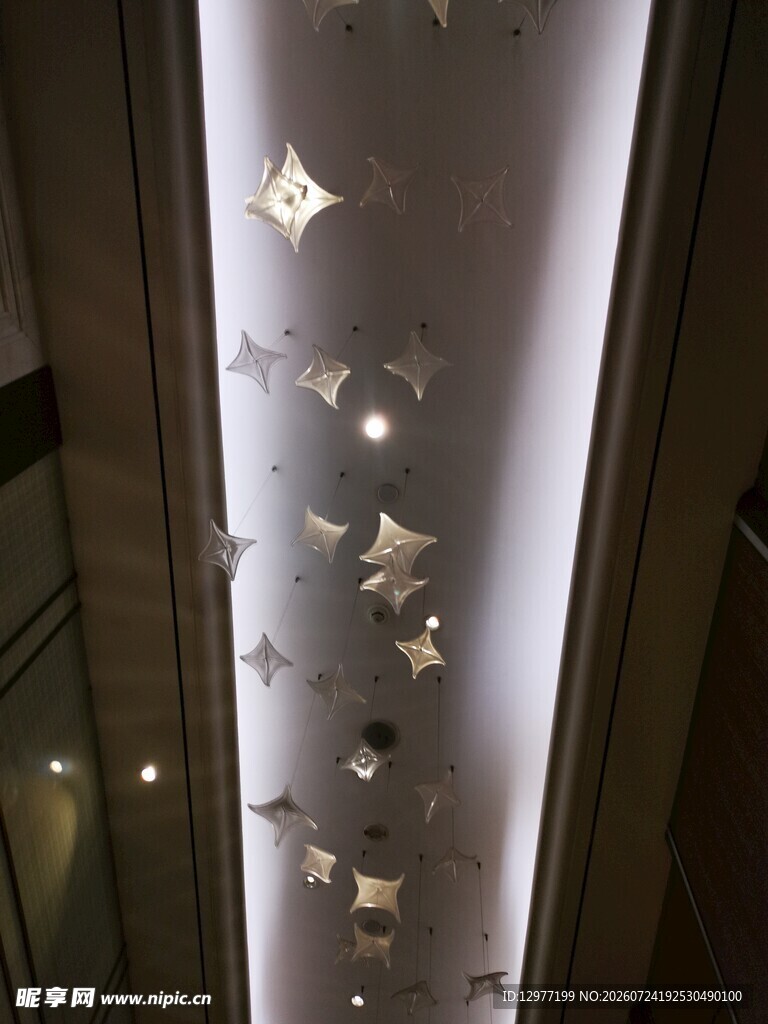 天花板上的星星装饰