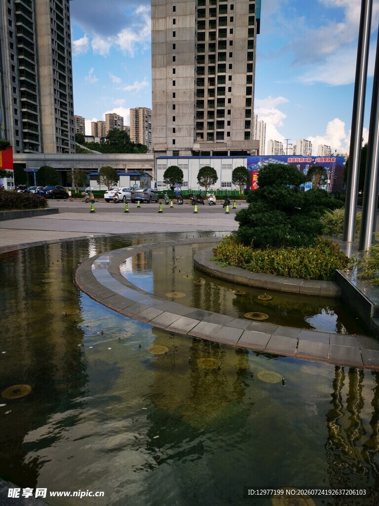 城市景观中的水池与高楼