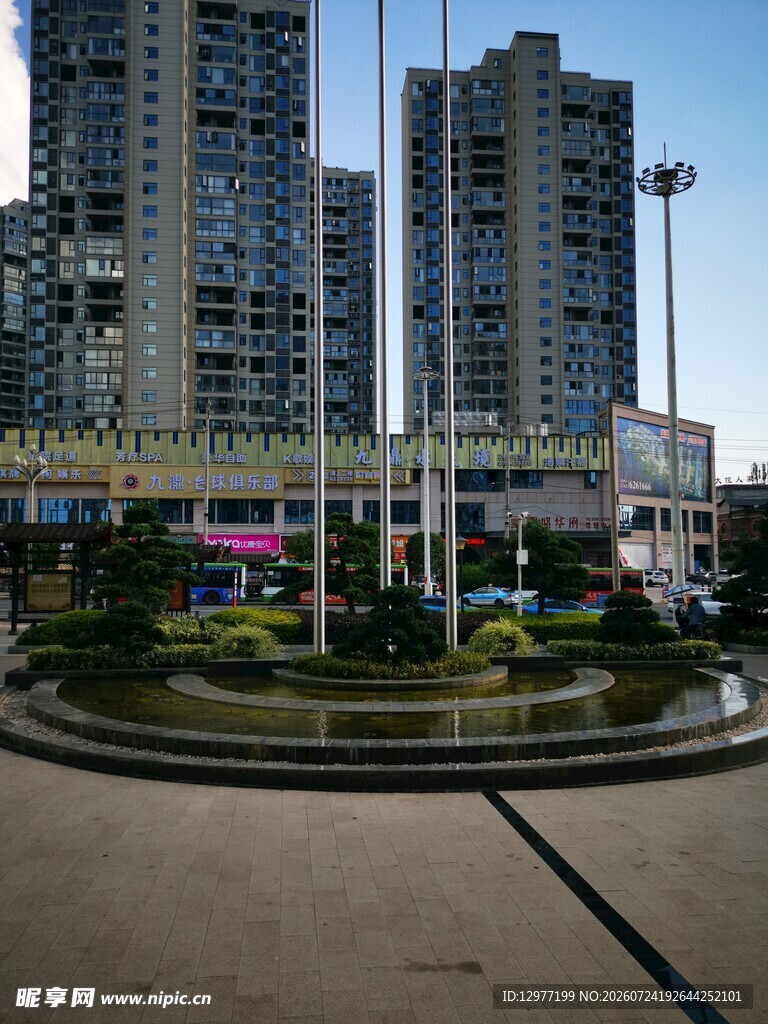 城市广场与高楼景观