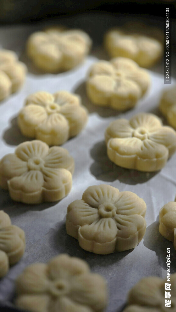 烤盘上的美味花朵形状饼干