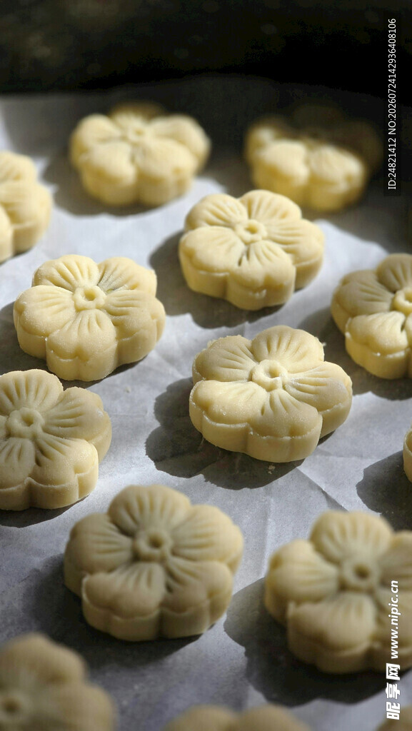自制美味小花形饼干