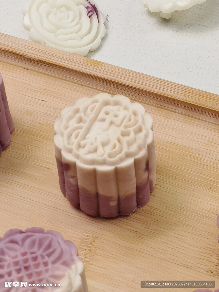 多彩精致月饼摆于木盘