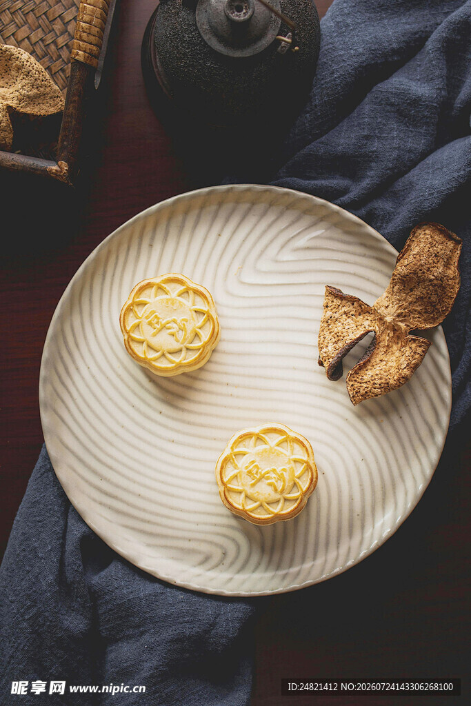 精致双枚月饼摆于盘上