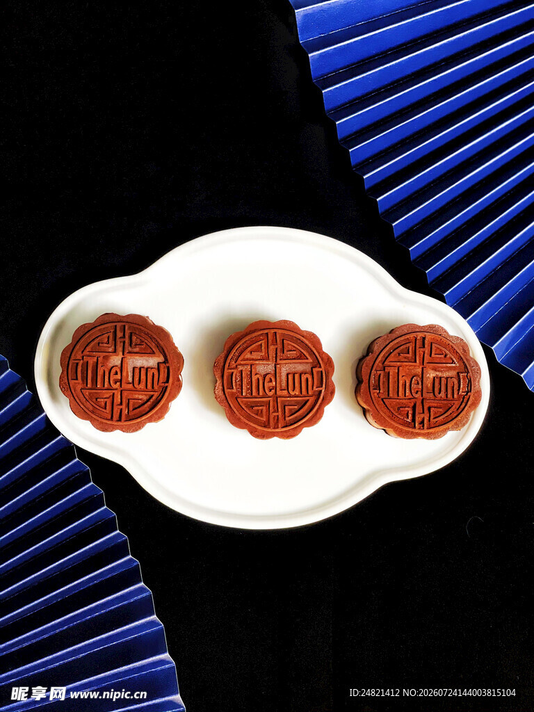 中式糕点摆于蓝纹背景前