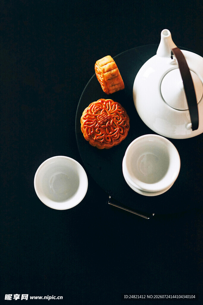 中式茶具与糕点组合