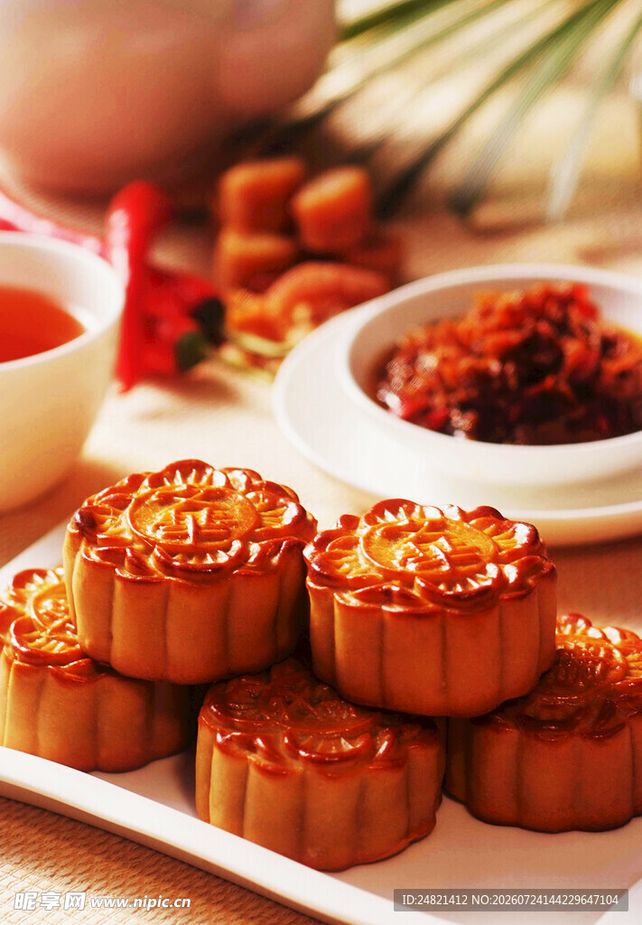 美味月饼摆放在盘中