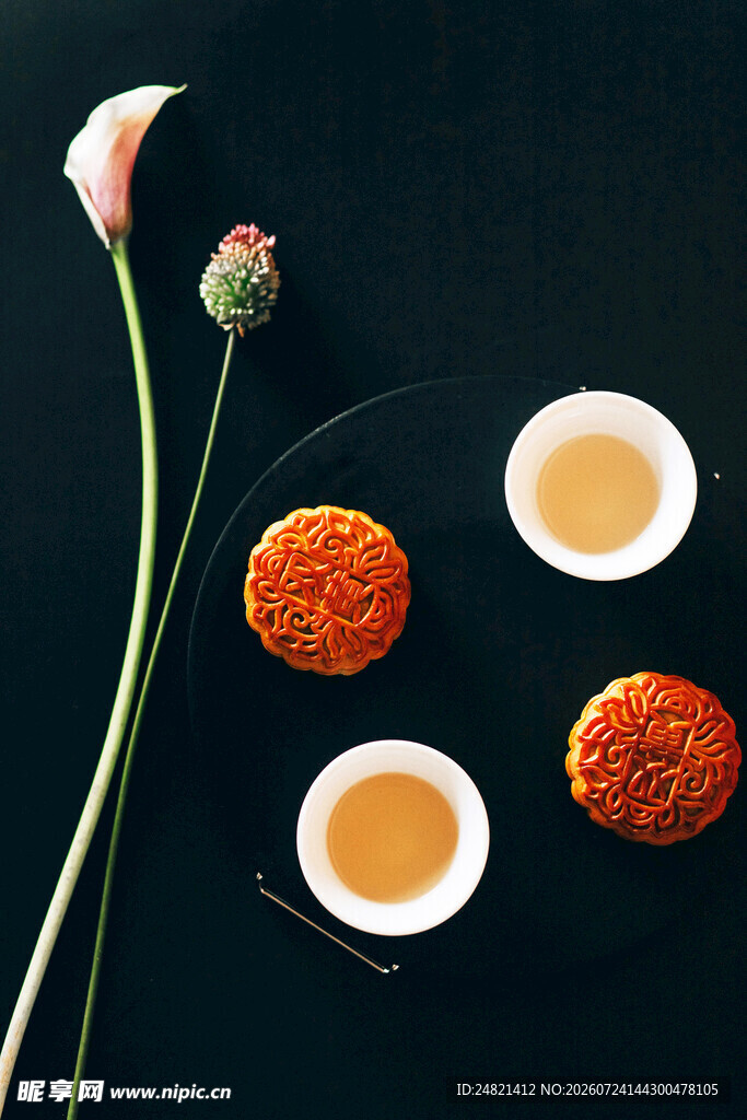 中秋茶点与花的雅致组合