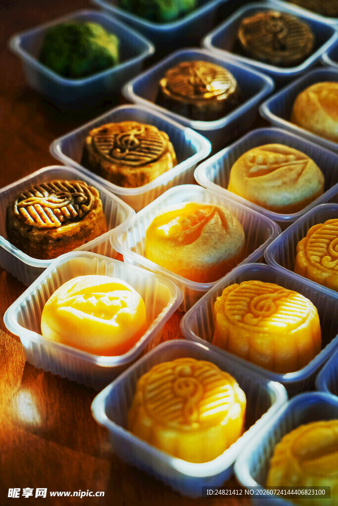 多样美味糕点整齐陈列