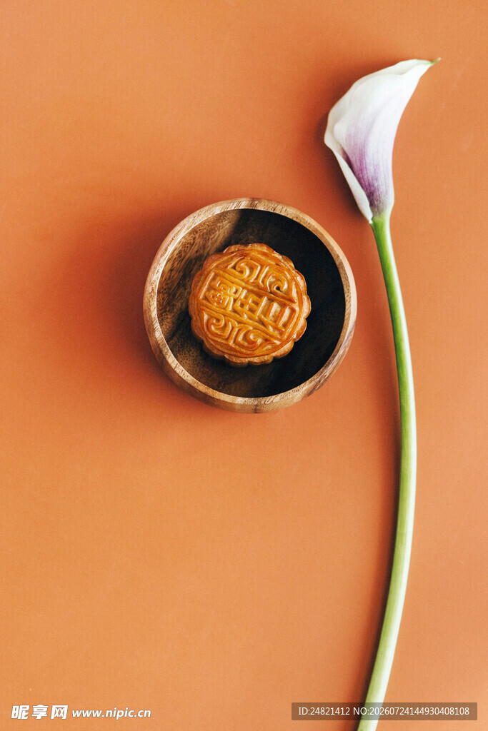 橙色背景上的糕点与花朵