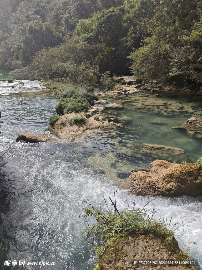 山间溪流