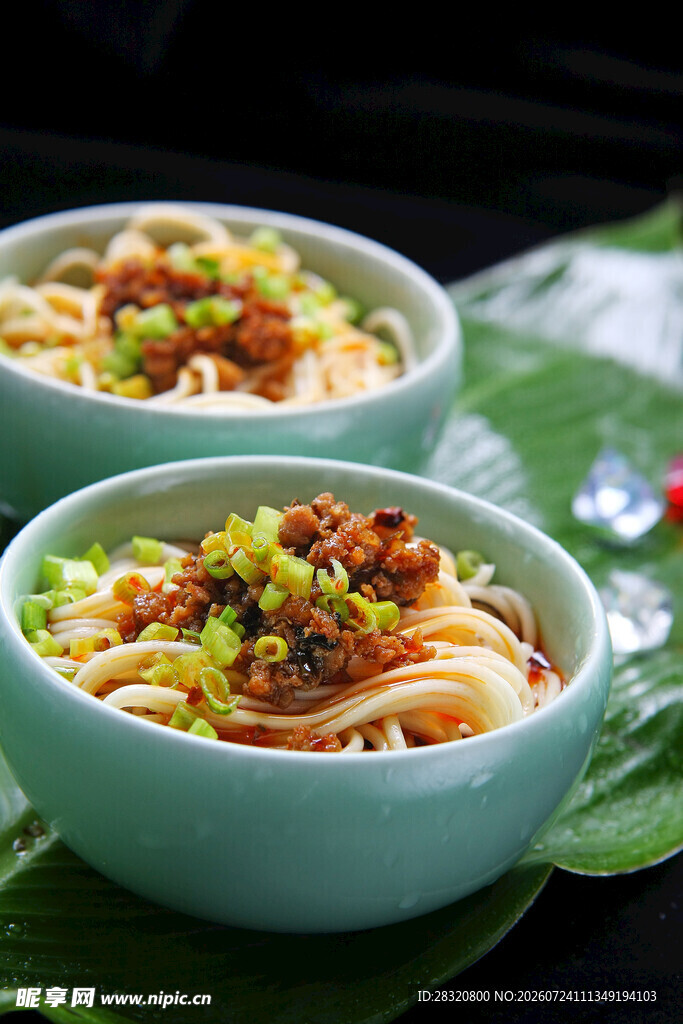两碗美味特色凉拌面