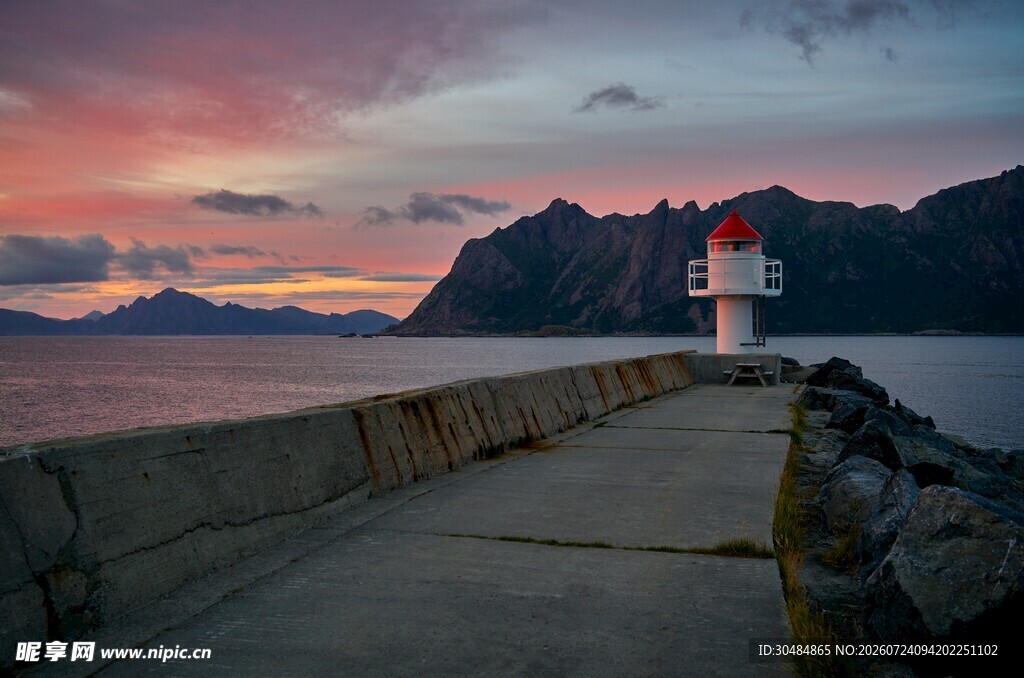 海边灯塔的绝美黄昏景色