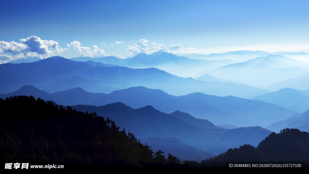 壮丽群山云海缭绕美景