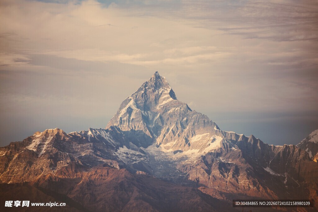 巍峨雪山壮丽景致