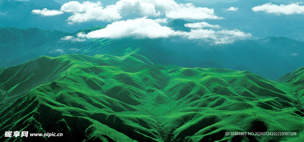 翠绿山峦与蓝天白云美景