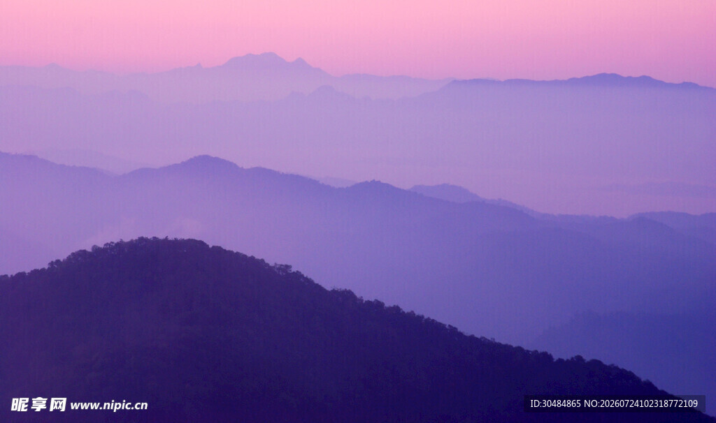 山间暮色美景