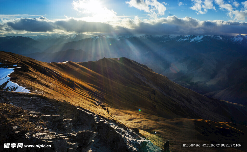 山间日出美景