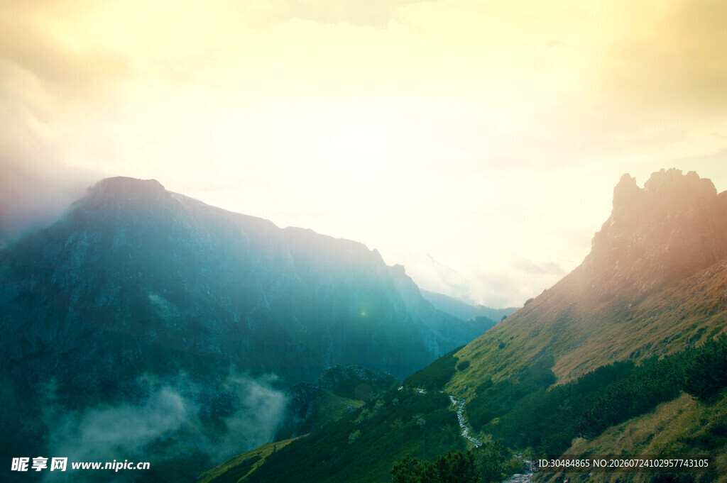山间日出美景