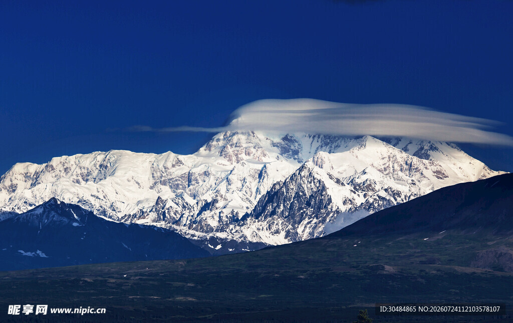巍峨雪山壮丽景致