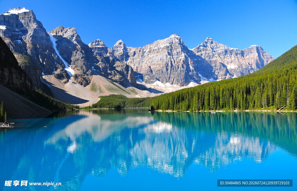 美丽高山湖泊自然景观