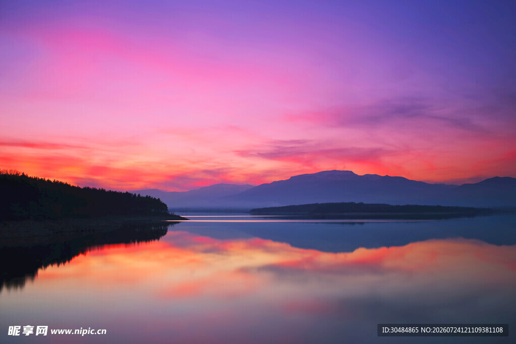 湖畔绚丽晚霞美景