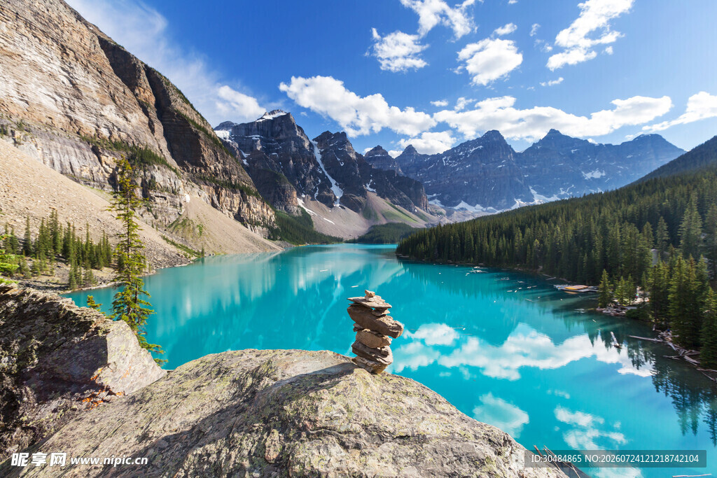 高山湖畔美景