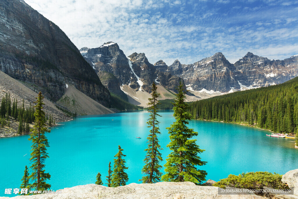 美丽蓝湖与巍峨群山