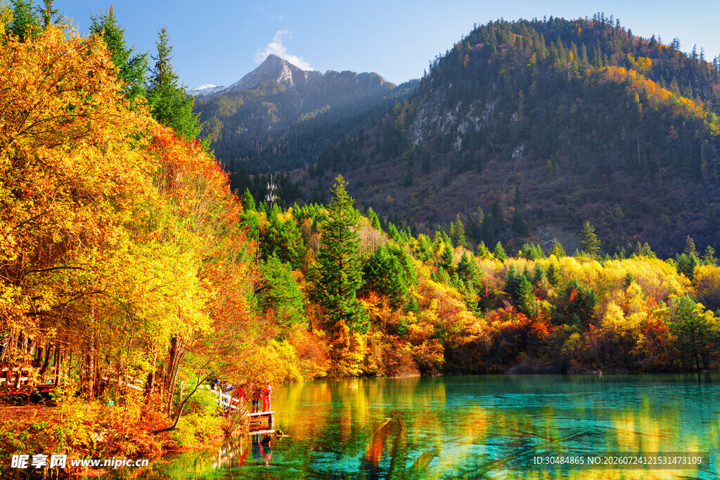 秋日山林中的碧绿湖水