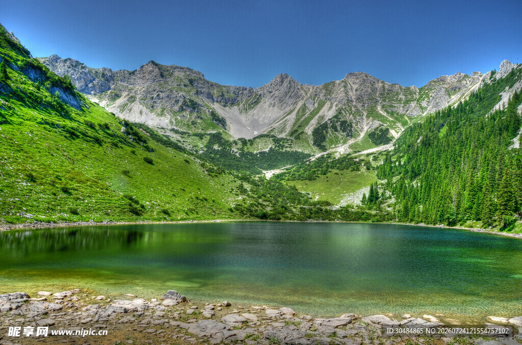 山间翠湖美景