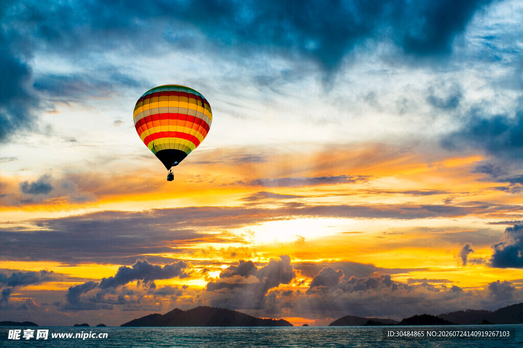 夕阳下的热气球美景