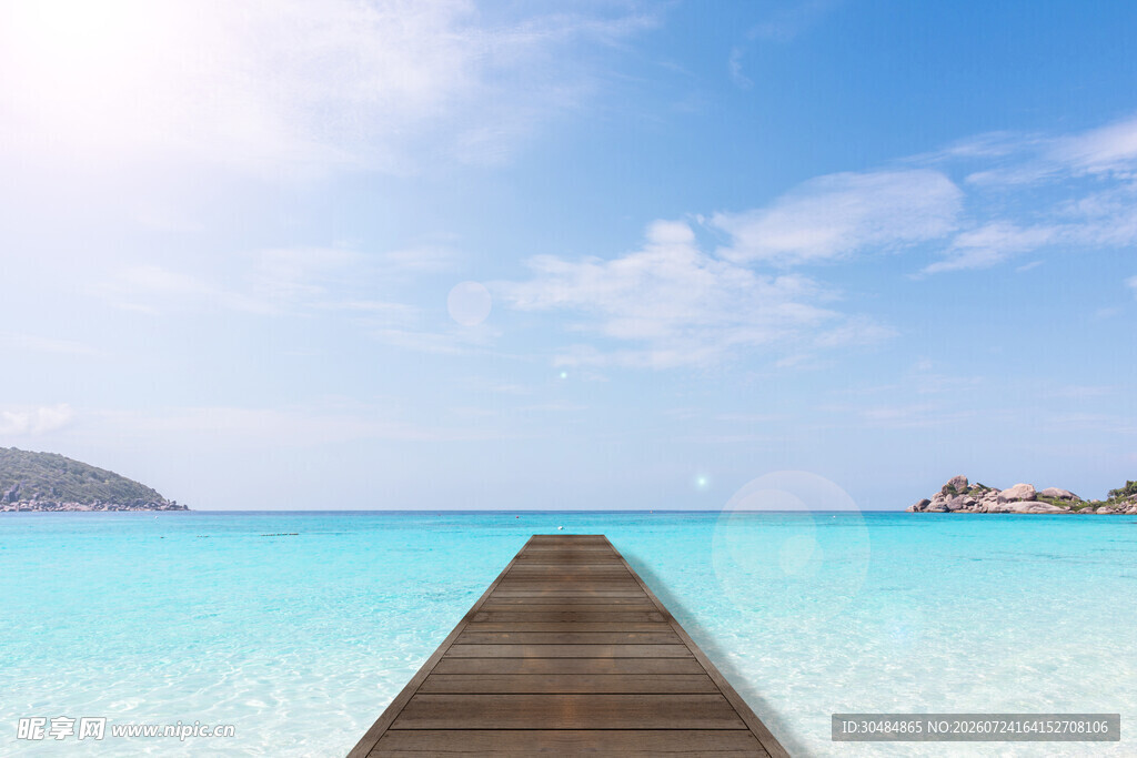 海边木栈道通向蔚蓝大海
