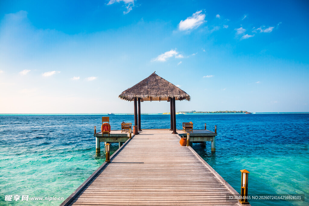 海边木栈道与海上凉亭