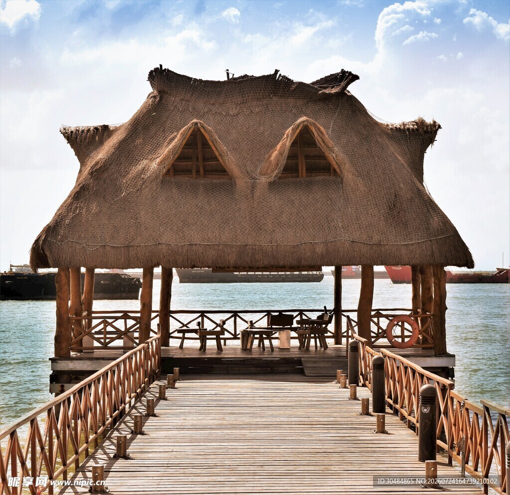 海边茅草亭木栈道美景