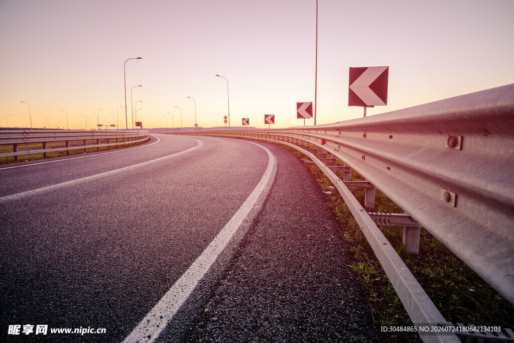 夕阳下的公路弯道