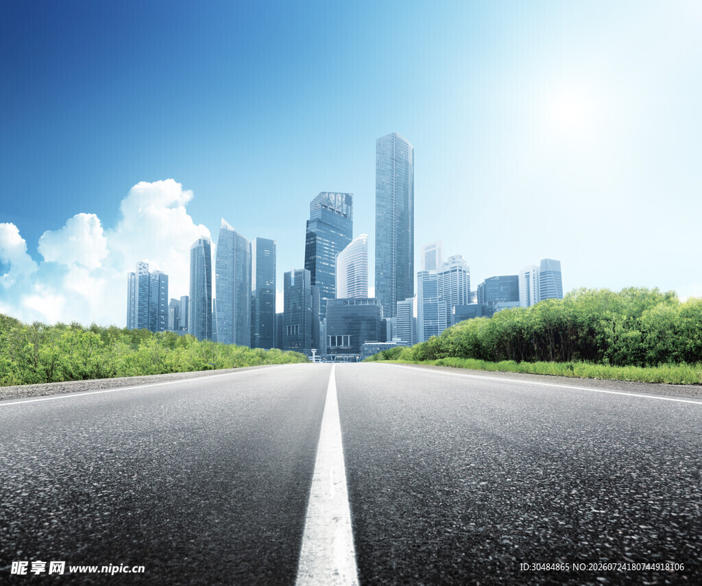 宽阔公路通向繁华都市