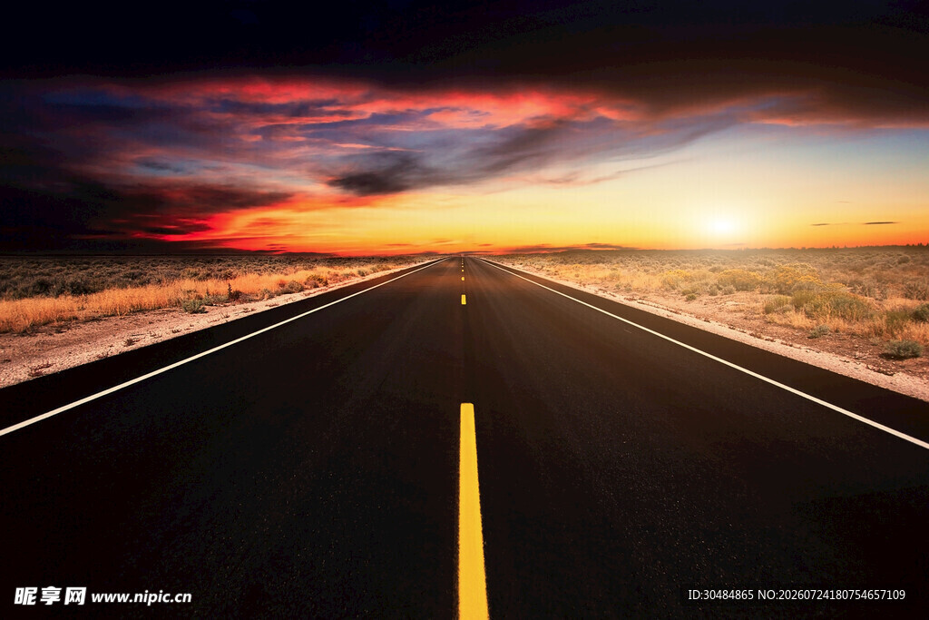 夕阳下的公路延伸向远方