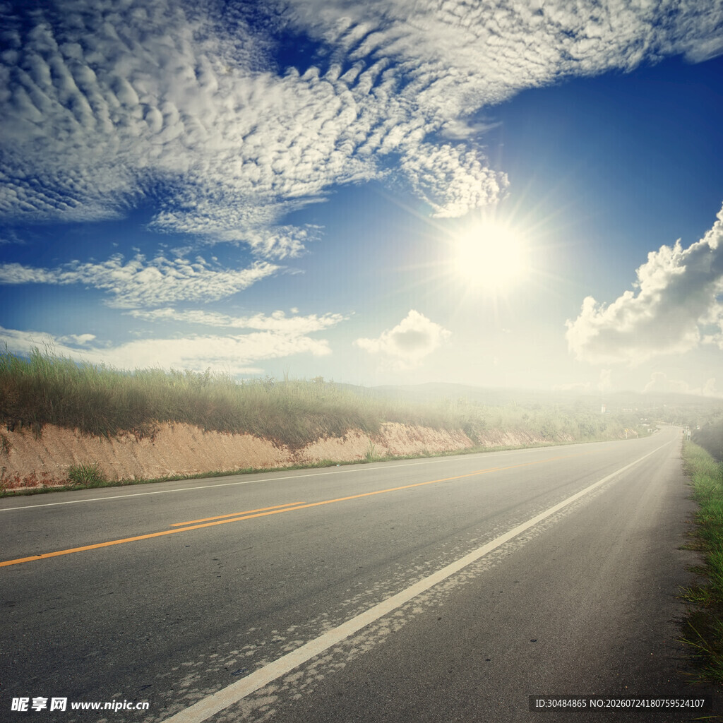 阳光照耀下的公路美景