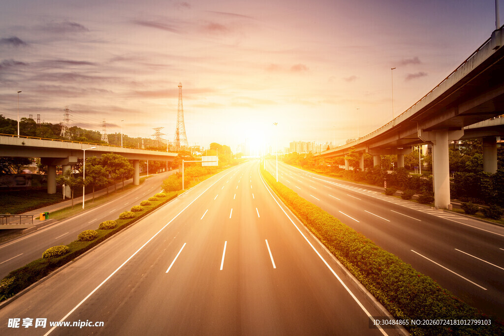 夕阳下的公路与建筑