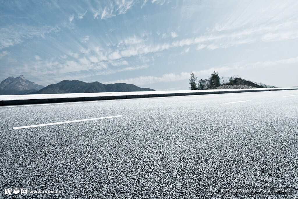 宽阔公路伸向远方风景