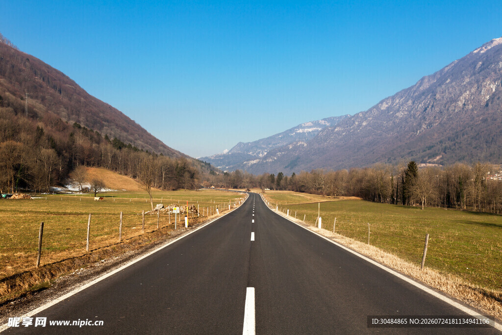 宽阔公路延伸至山间