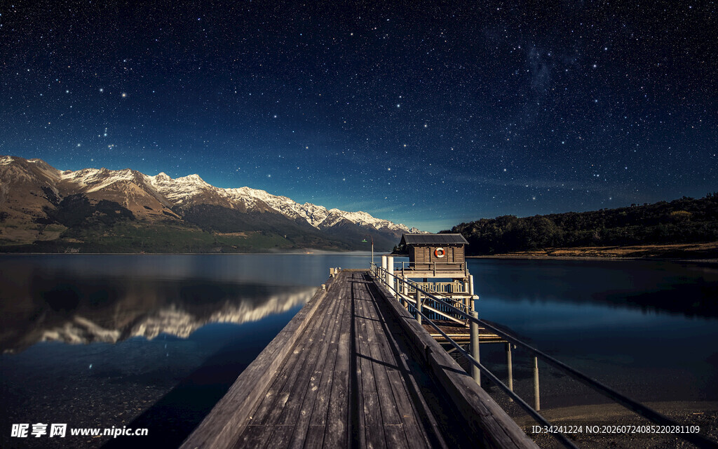湖畔栈桥夜景星空倒影